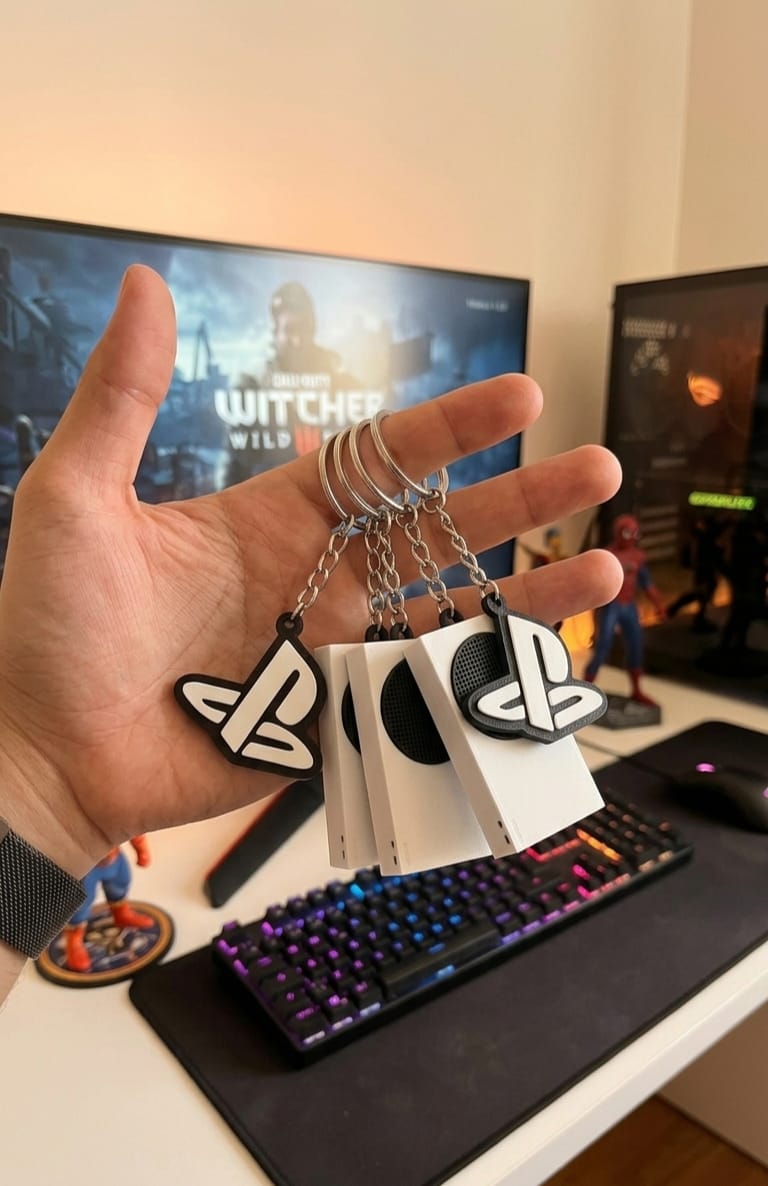 Chaveiros gamer impressos em 3D na mão de um cliente